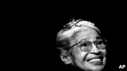 Foto, Rosa Parks k ap souri pandan yon seremoni ki te dewoule an novanm 1999 kote li t' ap resevwa Meday Libète Kongrè a nan vil Detroit, Eta Michigan 