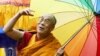 Pemimpin spiritual Tibet, Dalai Lama, melambai kepada orang banyak saat peresmian kuil Thupten Shedrub Ling di pinggiran Huy, Belgia, 29 Mei 2006. (Foto: REUTERS/Thierry Roge)