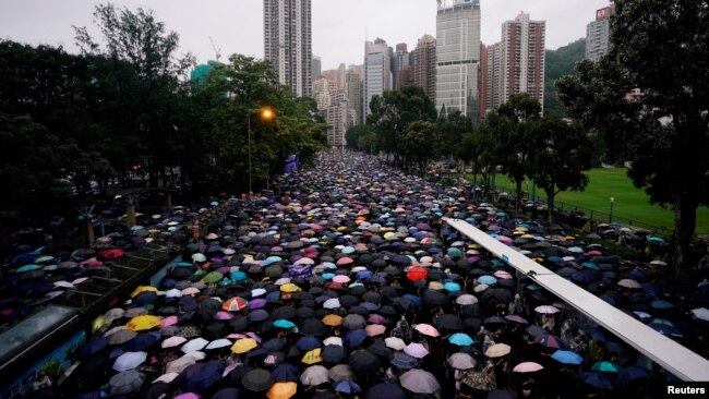 成千上万的香港民众2019年8月18日走上街头举行反政府示威。
