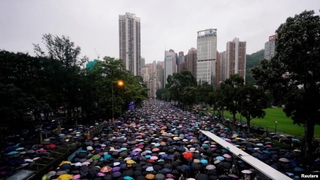 成千上万的香港民众2019年8月18日走上街头举行反政府示威。
