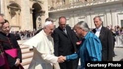 Steven Newcomb, co-founder of the California-based Indigenous Law Institute shakes hands with Pope Francis in Vatican Square, May 4, 2016. (Photo: William B. Laronal, Jr.)