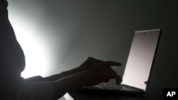 ILUSTRASI - Seseorang perempuang tengah mengetik demgan laptop, di Miami, Florida. Sebuah survei baru menunjukkan bahwa sekitar satu dari empat wanita yang ditanyai di delapan negara berbeda mengatakan bahwa mereka telah mengalami pelecehan atau pelecehan online.