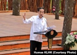 Jokowi memberikan sambutan dalam Festival Kehutanan Nasional di Mangunan, Yogyakarta, Jumat 28 September 2018. (Foto courtesy: Humas KLHK)