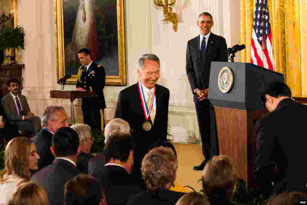 奥巴马授予两位华裔科学家最高荣誉 (美国之音常晓拍摄) 