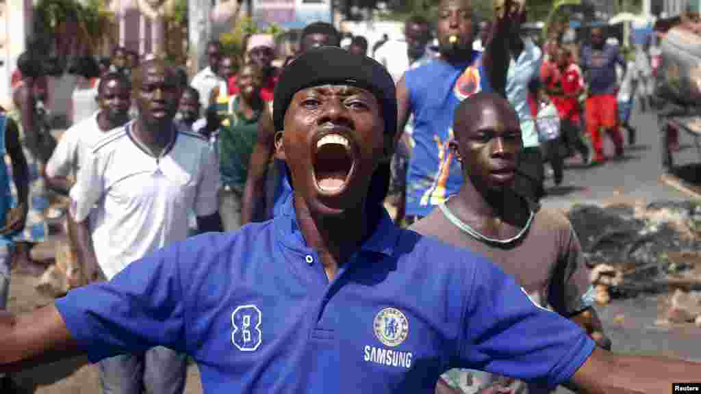People celebrate in a street in Bujumbura, Burundi, May 13, 2015. Crowds poured onto the streets of Burundi's capital on Wednesday to celebrate after a general said he was dismissing President Pierre Nkurunziza for violating the constitution by seeking a 