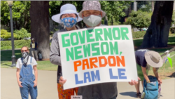 Người dân tham gia một buổi tập hợp bên ngoài toà nhà quốc hội tiểu bang California ở Sacramento để kêu gọi Thống đốc Gavin Newsom trực tiếp ân xá cho anh Lê Hồng Lâm.
