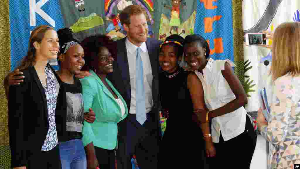 Le prince Harry et des jeunes ambassadeurs à la Conférence mondiale du sida à Durban, le 21 juillet 2016.