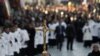 人们在伯利恒圣诞教堂外的圣诞庆祝活动中举着十字架。(2012年12月24日) 