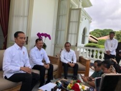 Presiden Joko Widodo didampingi Menteri Kesehatan Terawan Agus Putranto memberikan keterang pers mengenai perkembangan terbaru infeksi korona, Jakarta, Senin, 2 Maret 2020. (Foto: Ghita Intan/VOA)