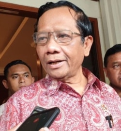 Menko Polhukam Mahfud Md saat ditanyai wartawan di kantor Kemenko Polhukam (foto: dok).