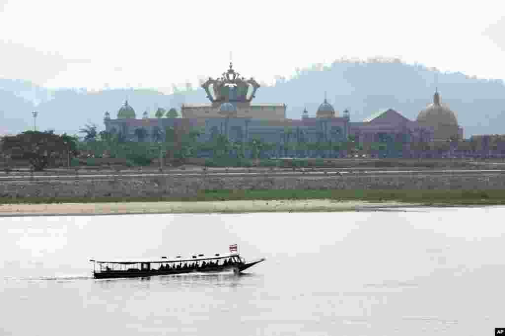 A boat on the Mekong River passes Chinese-run Kings Roman Casino in the special economic zone in Laos. (D. Schearf/VOA)