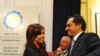 La presidenta Cristina Fernández saluda al gobernador bonaerense Daniel Scioli, durante el acto de anuncio en Casa de Gobierno.