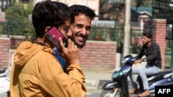 دو مہینوں کی بندش کے بعد کشمیر میں موبائل فون سروسز چند روز قبل ہی کھولی گئی ہیں۔ (فائل فوٹو)