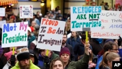 美国总统川普1月29日发布行政令禁止穆斯利为主的7个国家的公民和难民进入美国，之后美国许多大城市立即出现抗议活动。