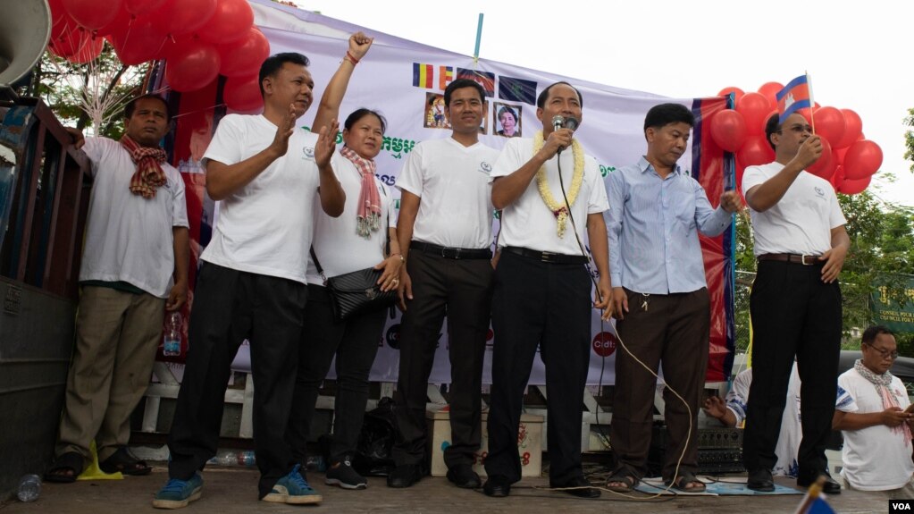 រូបឯកសារ៖ លោក អាត់ ធន់ ប្រធាន​សហភាព​ការងារ​កម្ពុជា ថ្លែង​ក្នុង​ការ​ប្រារព្ធ​ទិវា​ពលកម្ម​អន្តរជាតិ​លើក​ទី​១៣៣ នៅ​សួន​ច្បារ​មុខ​ក្រុម​ប្រឹក្សា​អភិវឌ្ឍន៍​តាម​បណ្តោយ​មាត់​ទន្លេ នា​ថ្ងៃ​ទី​១ ខែ​ឧសភា ឆ្នាំ​២០១៩។​ (កាន់ វិច្ឆិកា/VOA)