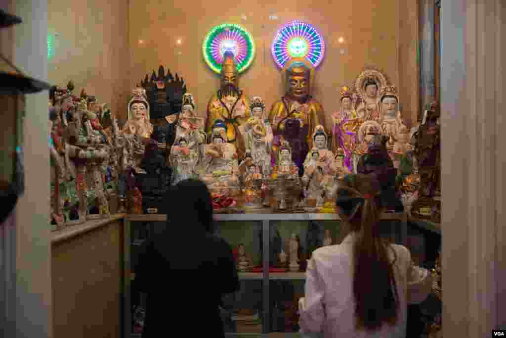 ប្រជាជនខ្មែរ ខ្មែរកាត់ចិន និងខ្មែរកាត់វៀតណាមរាប់ពាន់នាក់បានទៅធ្វើការបន់ស្រន់សុំសេចក្តីសុខនៅវិហារព្រះចៅលើរមណីយដ្ឋានវត្តភ្នំ អំឡុងថ្ងៃបុណ្យចូលឆ្នាំចិន វៀតណាម កាលពីព្រឹកថ្ងៃទី០៤ ខែកុម្ភៈ ឆ្នាំ២០១៩។(ទុំ ម្លិះ/VOA)