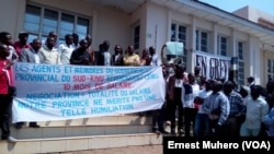 Rassemblement des grévistes du gouvernement provincial et ceux de la Direction provinciale de la mobilisation et d’encadrement des recettes (DPMER) à Bukavu, Sud-Kivu, RDC, 8 août 2017. (VOA/Ernest Muhero)