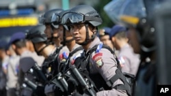 Petugas kepolisian Indonesia mengerahkan peralatan anti huru hara mereka di Jakarta, Indonesia, Rabu, 23 Desember 2015 untuk mengantisipasi ancaman serangan teroris di musim perayaan, terutama terhadap orang Kristen. (Foto AP / Tatan Syuflana)