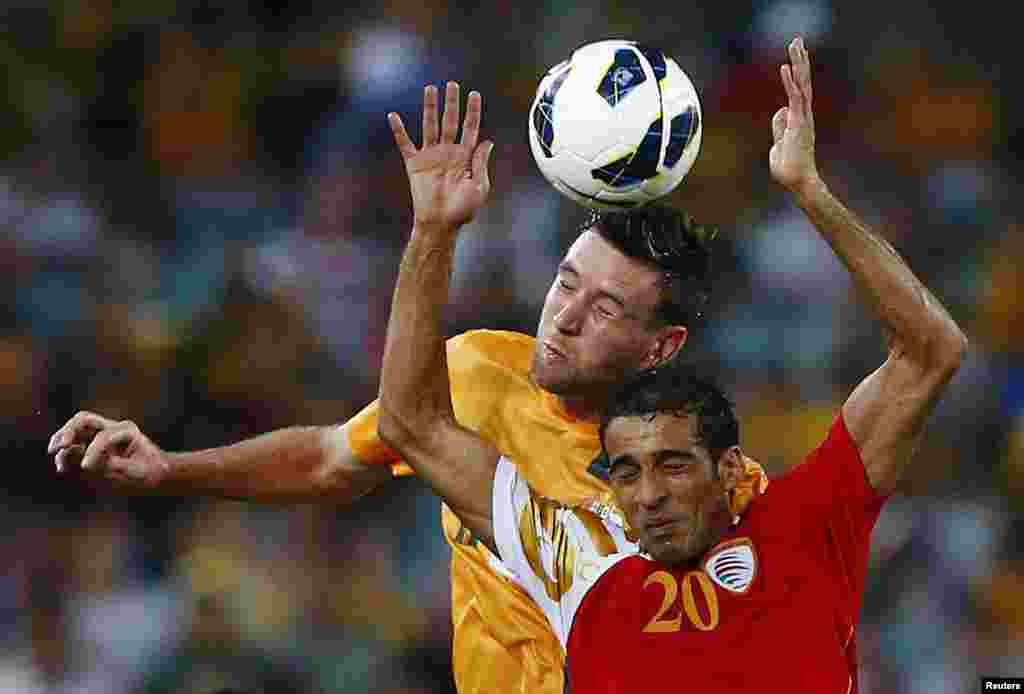 عماد الحسنی اهل عمان ( سمت راست ) با رابرت کورنتویت استرالیایی در مسابقه فوتبال جام جهانی در سیدنی استرالیا به هنگام گرفتن توپ با هم برخورد کردند. 