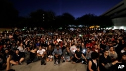 یونیورسٹی آف نیواڈا کے سیکڑوں طلبہ لاس ویگاس میں ہلاک ہونے والوں کی یاد میں ہونے والی ایک تقریب میں شریک ہیں۔