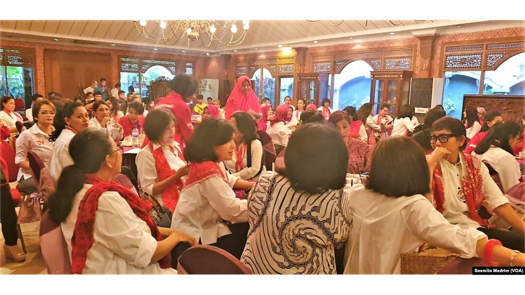 Relawan perempuan pendukung pasangan Joko Widodo-Ma'ruf Amin yang tergabung dalam Pertiwi menggelar syukuran kemenangan pemilihan presiden 2019, di Jakarta, 20 April 2019. (Foto: Sasmito Madrim/VOA)