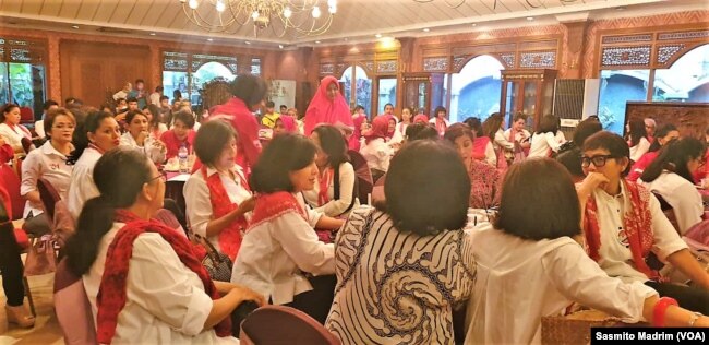 Relawan perempuan pendukung pasangan Joko Widodo-Ma'ruf Amin yang tergabung dalam Pertiwi menggelar syukuran kemenangan pemilihan presiden 2019, di Jakarta, 20 April 2019. (Foto: Sasmito Madrim/VOA)