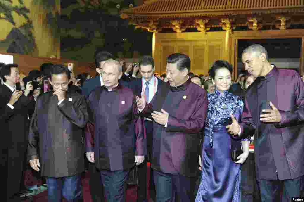 چین میں جاری &#39;ایپک&#39; سربراہی اجلاس کے موقع پر امریکہ کے صدر براک اوباما اور ان کے روسی ہم منصب کے درمیان مختصر بات چیت ہوئی۔