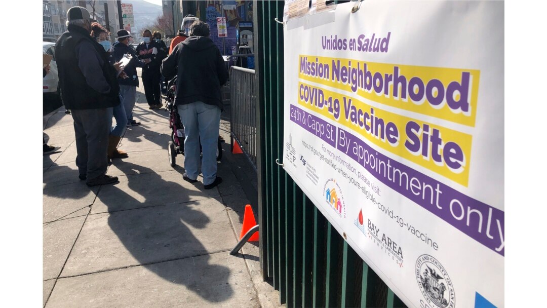 Orang-orang antre di lokasi vaksinasi COVID-19 di distrik Mission San Francisco, 8 Februari 2021. (AP)