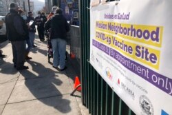 Orang-orang antre di lokasi vaksinasi COVID-19 di distrik Mission San Francisco, 8 Februari 2021. (AP)