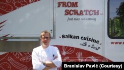 Kuvar Branislav Pavić ispred kamiona From Scratch. 