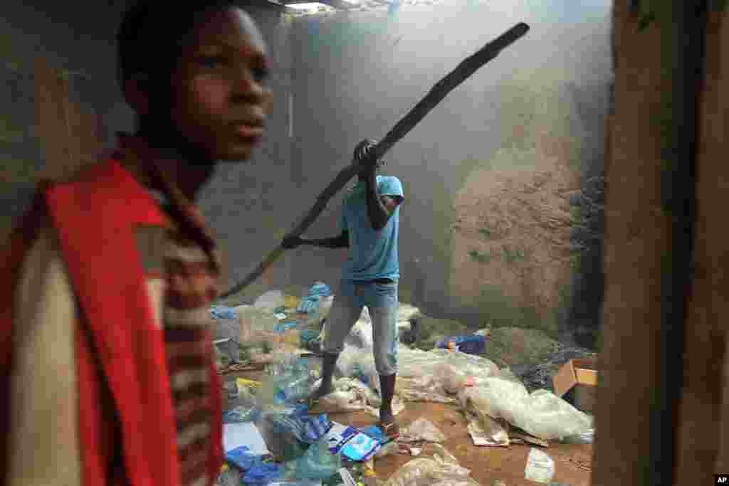 A mob loots a building in Bangui, Central African Republic, Dec. 10, 2013.