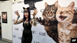 Seorang pecinta kucing meramaikan konferensi "CatCon" dengan mengenakan asesori bertema kucing di kota Pasadena, California, AS.