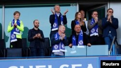 Roman Abramovich, propriétaire de Chelsea applaudit avec des fans de son club, à Stamford Bridge, 21 mai 2017.