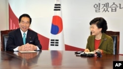 South Korea's president-elect Park Geun-hye, right, talks with Fukushiro Nukaga, the special envoy of Japanese Prime Minister Shinzo Abe, during their meeting at Park's office in Seoul, January 4, 2013.