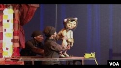 Kelompok teater boneka Papermoon Puppet Theater dari Yogyakarta, tampil di gedung Kennedy Center, Washington DC. (VOA)