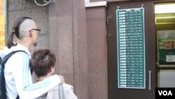 莫斯科街头越来越多的换汇点可兑换人民币。这家兑换点6月18日人民币和港币的买入和卖出价分别是，人民币：7.85，8.9/港币：6.05，7.3。（美国之音白桦拍摄）