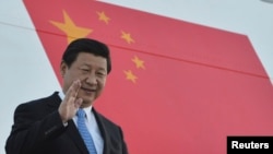 中國國家主席習近平在2013年9月4日，20國峰會舉行前一天在俄羅斯的聖彼得堡走下階梯的照片。