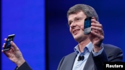 El presidente de RIM BlackBerry, Thorsten Heins, presenta los dos nuevos modelos de teléfonos inteligentes. 