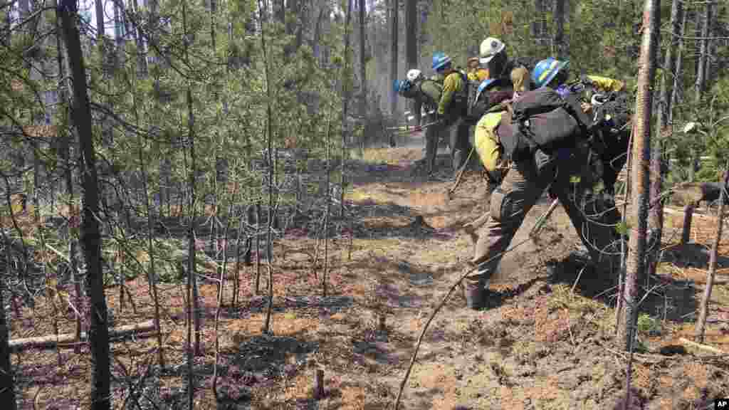 Les pompiers combattent le feu, dans le parc du Yellowstone, le 18 août 2016.