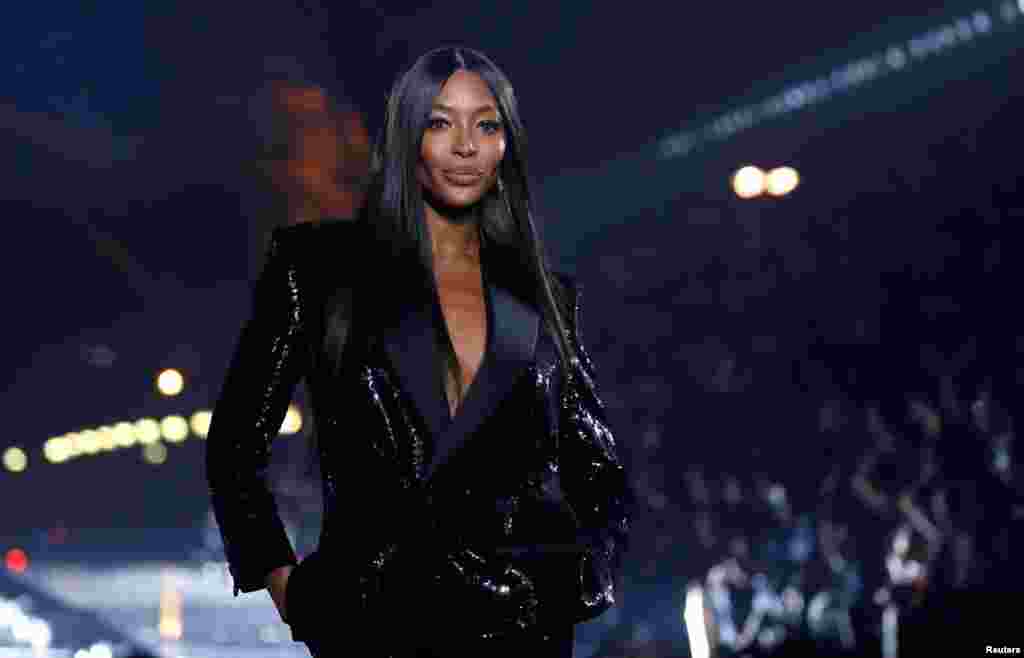 Paris - Modelyer Naomi Kempbell Saint Laurent moda şousunda 