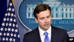 El portavoz presidencial Josh Earnest dice que el presidente Obama está al tanto de los preparativos para la tormenta.