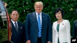 Từ trái sang, ông Kim Yong Chol, cựu Giám đốc Cơ quan tình báo Triều Tiên, Tổng thống Mỹ Donald Trump, và bà Kim Song-hye, Chủ nhiệm Uỷ ban Thống nhất Hòa bình Triều Tiên.