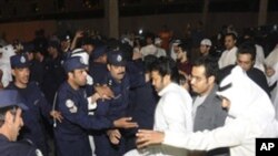 警方與示威者對峙。