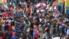 Para pengunjung memadati pasar tradisional di tengah wabah virus corona (Covid-19) di Pontianak, Kalimantan Barat, 22 Mei 2020. (Foto: Antara via Reuters)
