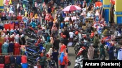 Para pengunjung memadati pasar tradisional di tengah wabah virus corona (Covid-19) di Pontianak, Kalimantan Barat, 22 Mei 2020. (Foto: Antara via Reuters)