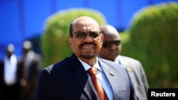 Perezida wa Sudani Omar al-Bashir ashitse aho yakira perezida wa Sudani y'epfo, Salva Kiir ku kibuga c'igende mpuzamakungu c'i Khartoum airport, Sudani, itariki 1/11/2017. 