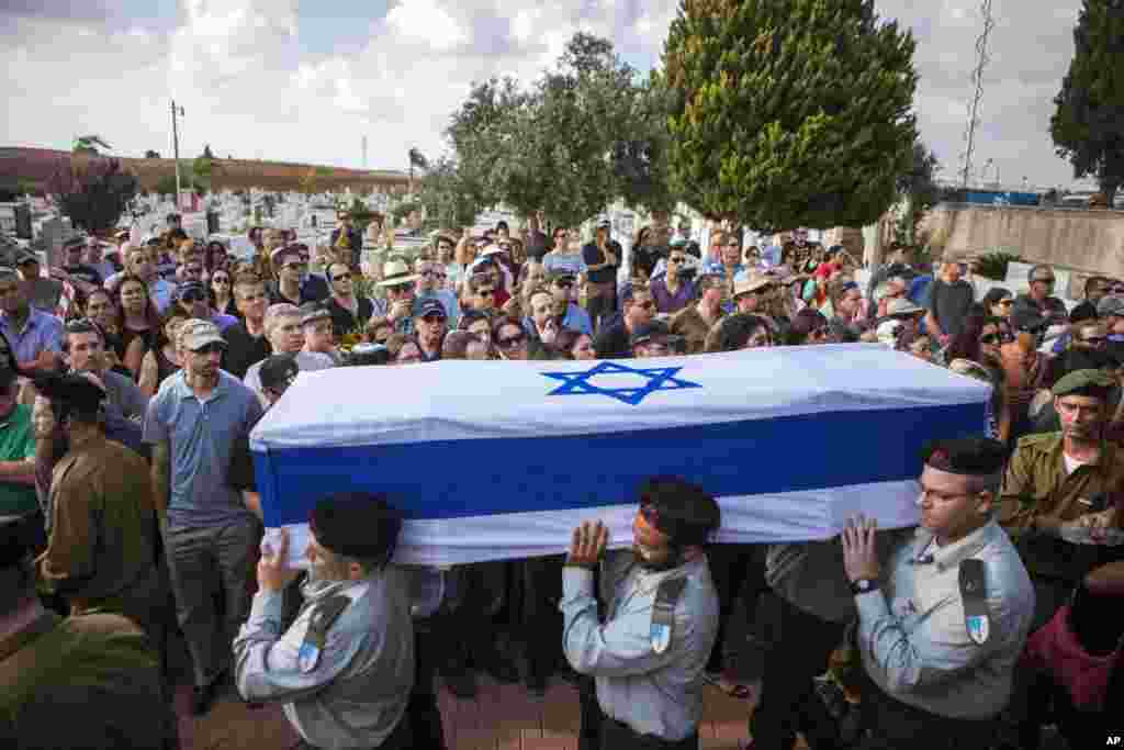 Israeli soldiers carry the coffin of Maj. Amotz Greenberg, 45, during his funeral in the Israeli city of Hod Hasharon, July 20, 2014.