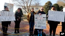 Demonstranti ispred rezidencije guvernera Virdžinije pozivaju ga da podnese ostavku.