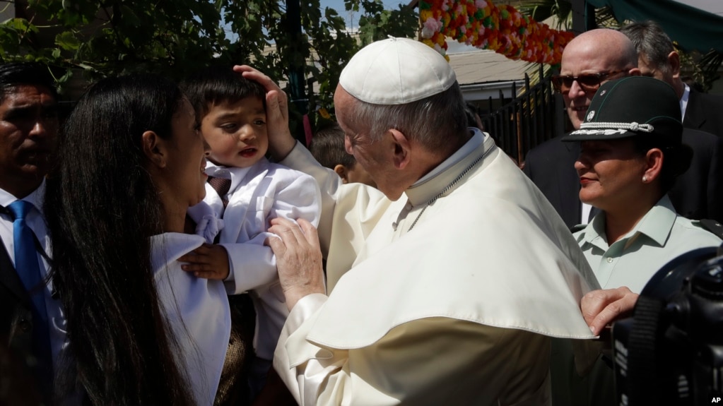 El papa Francisco saluda a un niño, hijo de una reclusa en la prisión de mujeres San Joaquín, en Santiago, Chile, el martes, 16 de enero de 2018. 