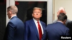 Bivši američki predsjednik Donald Trump napušta pretpretresno ročište sa svojim timom odbrane, u New Yorku, SAD, 25. marta 2024. Mary Altaffer/Pool preko REUTERS-a